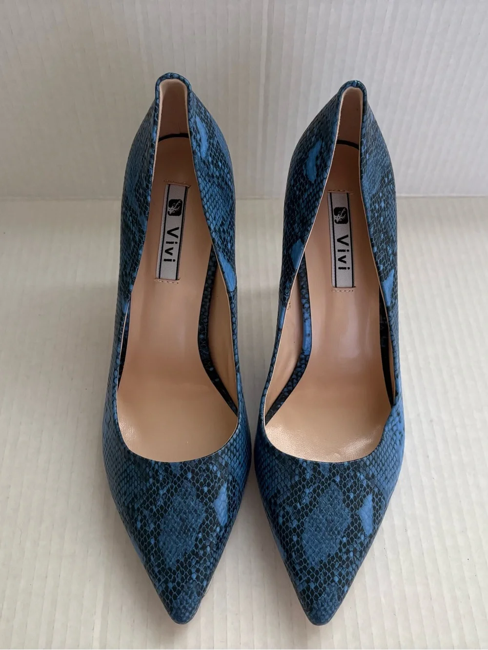 NWOB Viví Blue Snake-Print Pointed Toe High Heels in size 8 with 4” high heels.